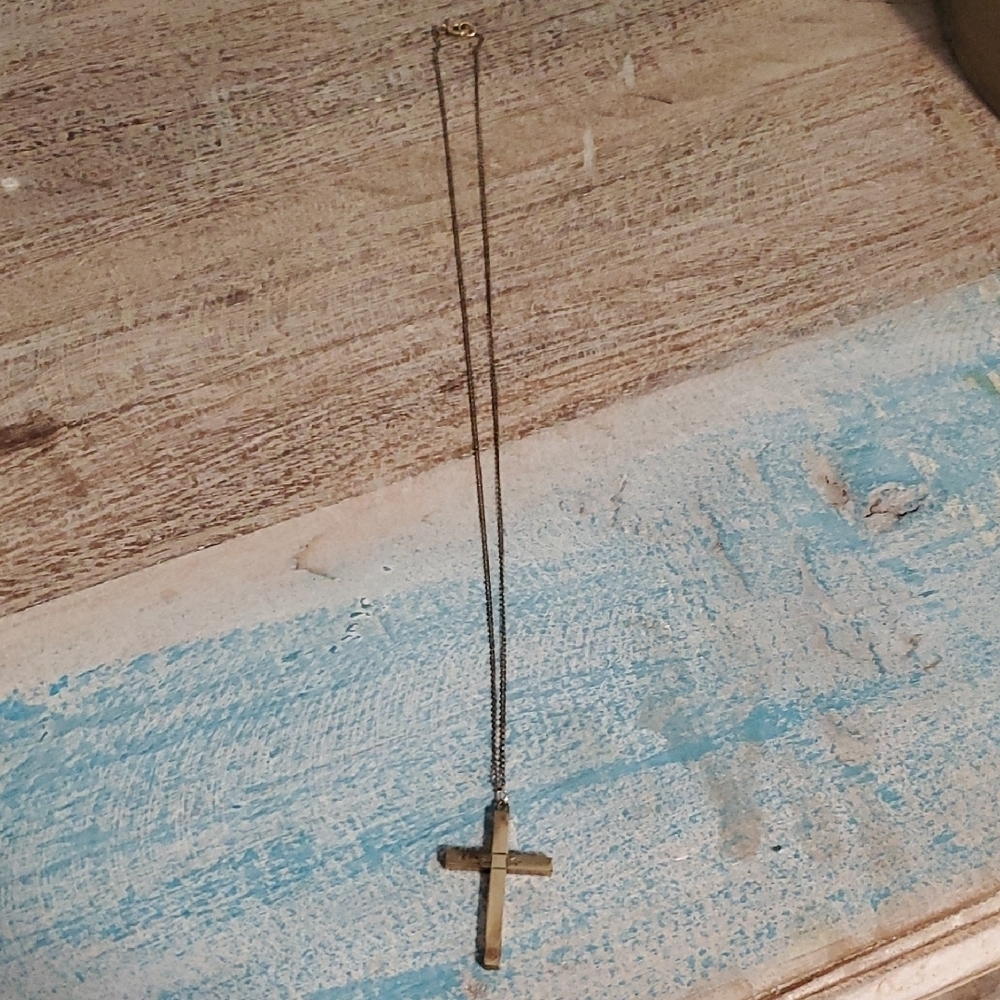 Vtg Gold Cross 12k 1/20 gf with etched design Pendant Necklace with 18" chain - Picture 4 of 5